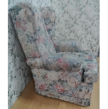 SILLON OREJERO ESTAMPADO FLORES USADO